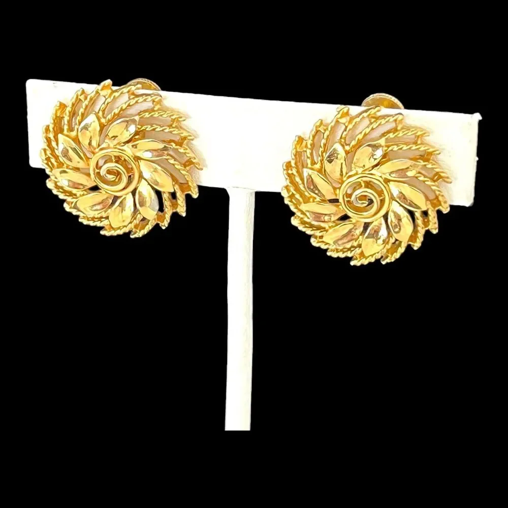 Vintage 1960s Lisner Screw Back Earrings Gold Tone Floral - 1E